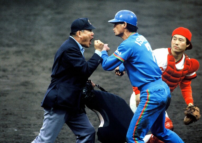 1991年日本シリーズ第4戦。審判の判定に猛抗議する西武・石毛宏典。捕手はカープ・達川光男　©BUNGEISHUNJU