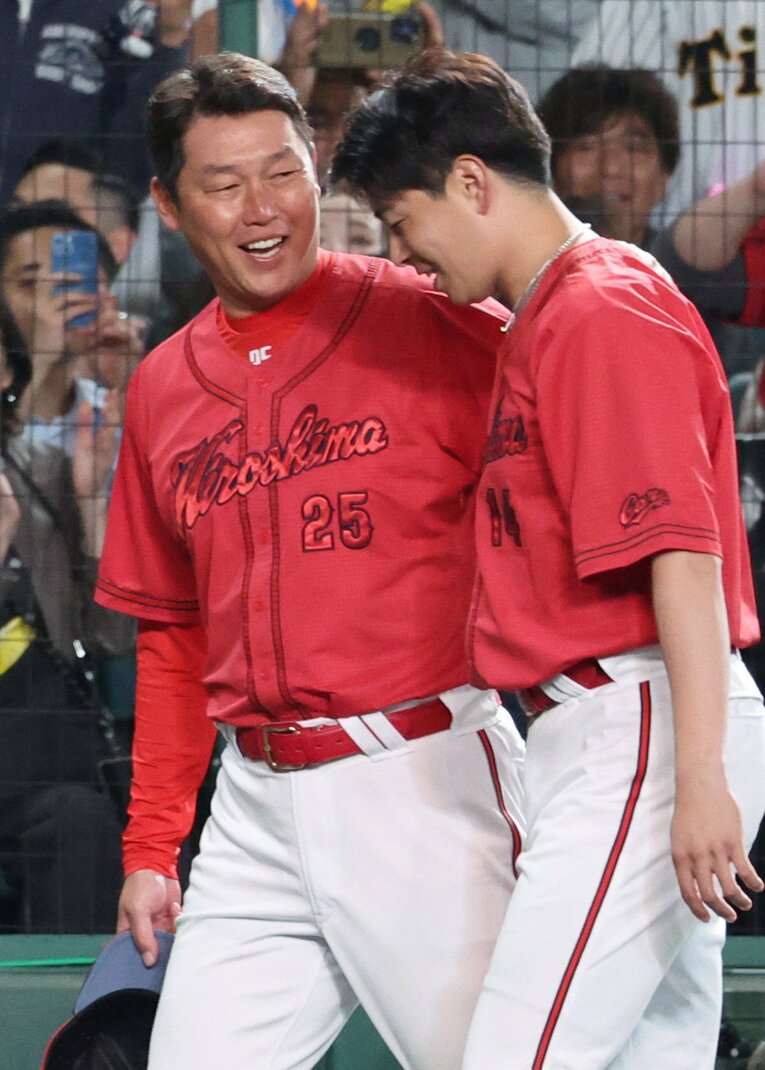 3連敗でCS敗退が決まった試合後には、笑顔で話し込む大瀬良と新井監督の姿があった　©JIJI PRESS