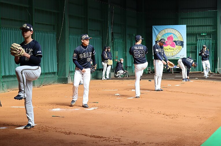 数多くの投手が投球練習に励むオリックスのブルペン。昨年のパ・リーグ王者は連覇に向けて力を蓄えている ／ photograph by Kou Hiroo