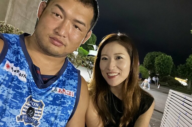 妻・香奈さん（右）の支えもあり、31歳にして初のラグビーW杯代表の座を掴んだプロップ垣永真之介（31歳） ／ photograph by Kana Kakinaga