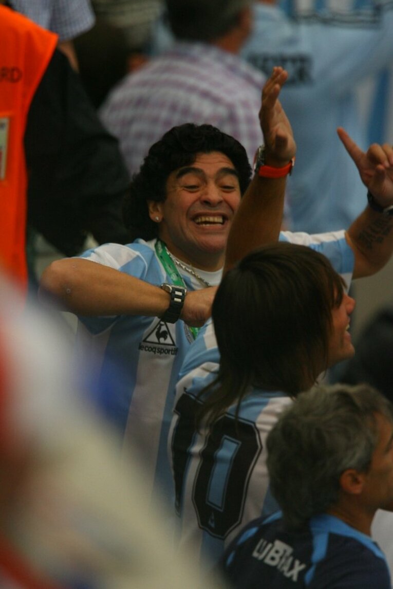 観客席でノリノリのマラドーナ　©JMPA