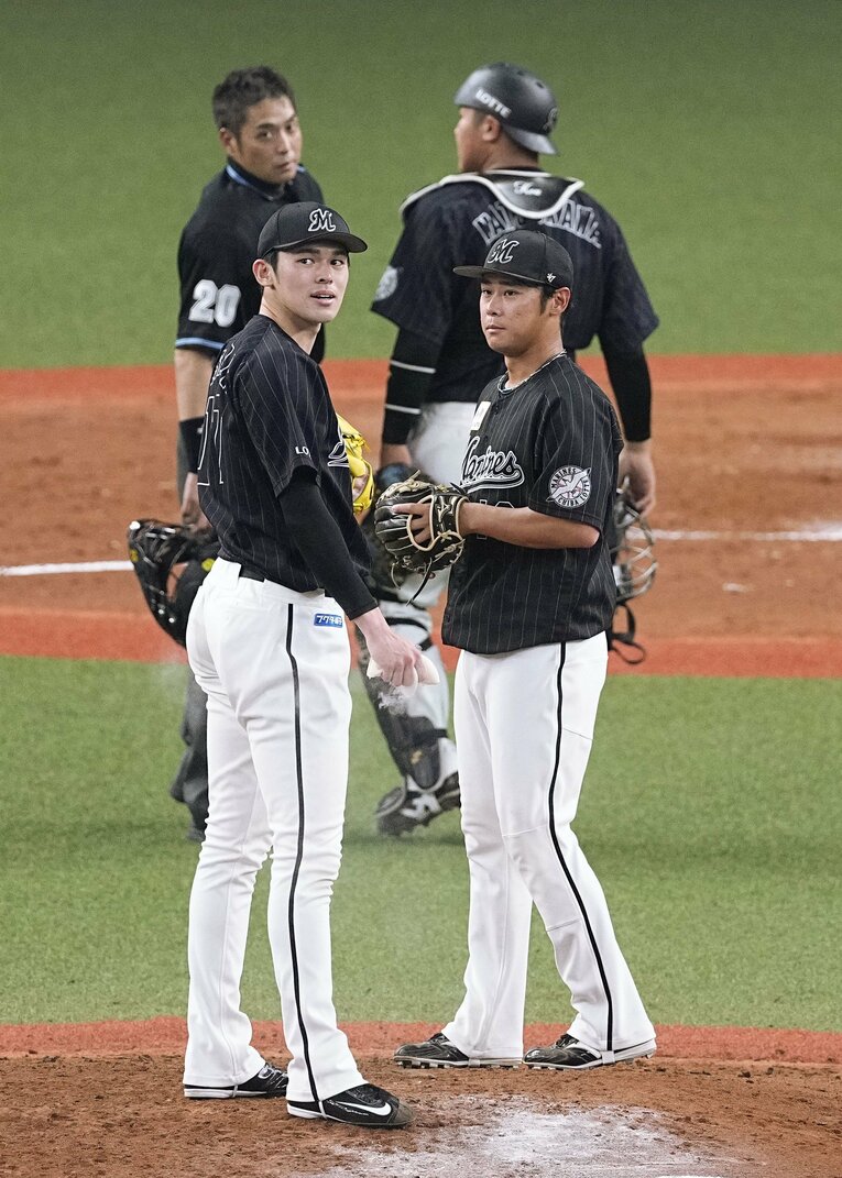 4月24日のオリックス戦で白井球審が佐々木に詰め寄った場面　©KYODO