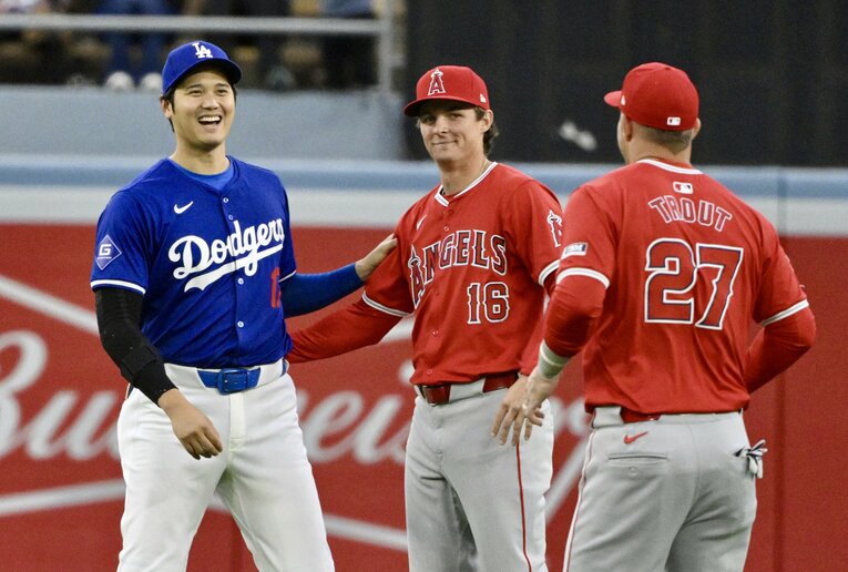 2024年、元同僚のモニアク、トラウトと談笑する大谷　©Getty Images