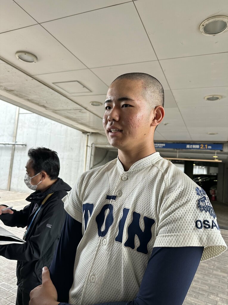 囲み取材に応える森陽樹　©Yuji Yanagawa