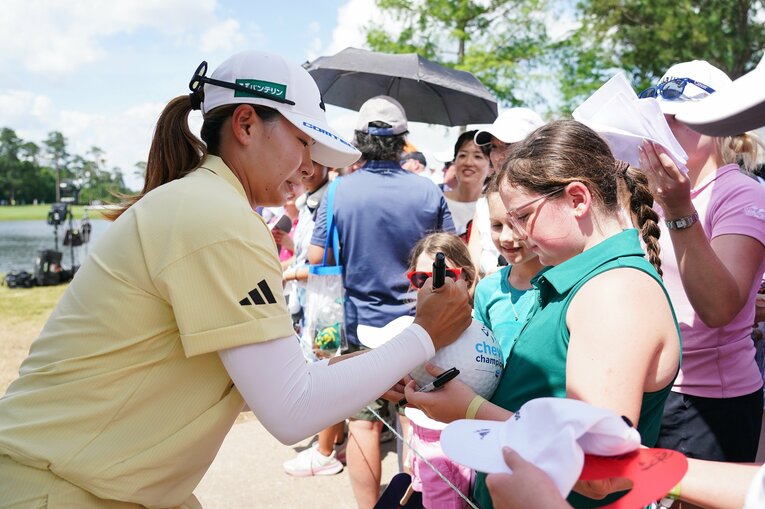 子どもたちのサインに応じる渋野日向子　©Shizuka Minami