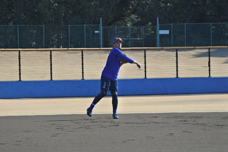 今年2月、平塚球場で練習する倉本　©Kyozo Hibino