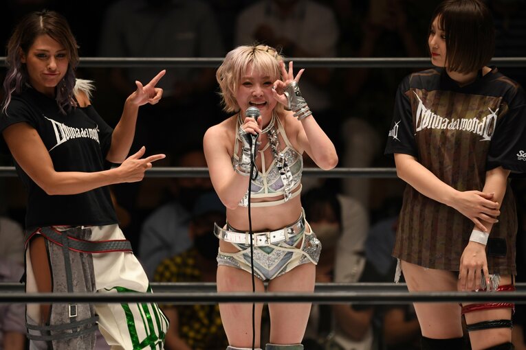 試合後、ドンナ・デル・モンドのジュリアらに祝福されるなつぽい