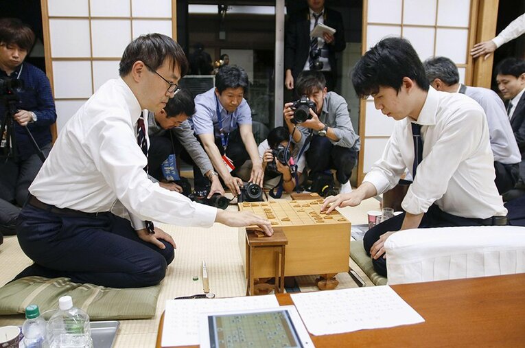 2019年、羽生善治九段と藤井聡太七段（ともに段位は当時）の対局。数々の名局が生まれた東京・将棋会館も転機を迎えている ／ photograph by Kyodo News