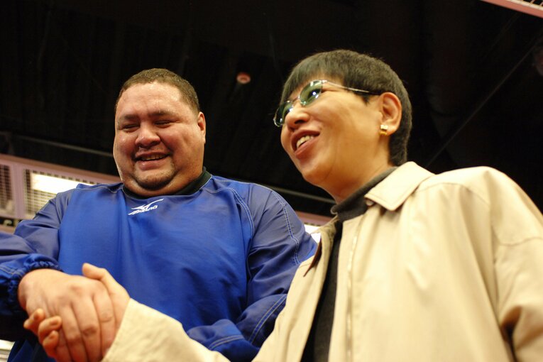 2005年12月、和田アキ子と握手をする曙　©Essei Hara