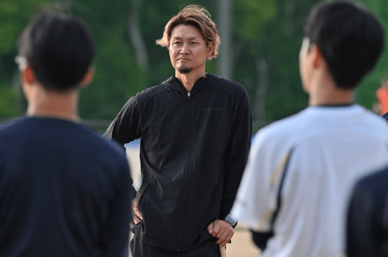 神奈川の公立進学校、光陵高校の野球部でインストラクターを務める現在の大和さん ／ photograph by Hideki Sugiyama