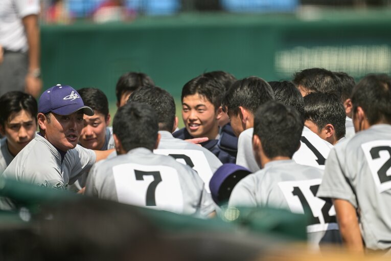 花巻東・佐々木洋監督、甲子園でのミーティング。常連校では珍しい「髪型自由」　©Nanae Suzuki