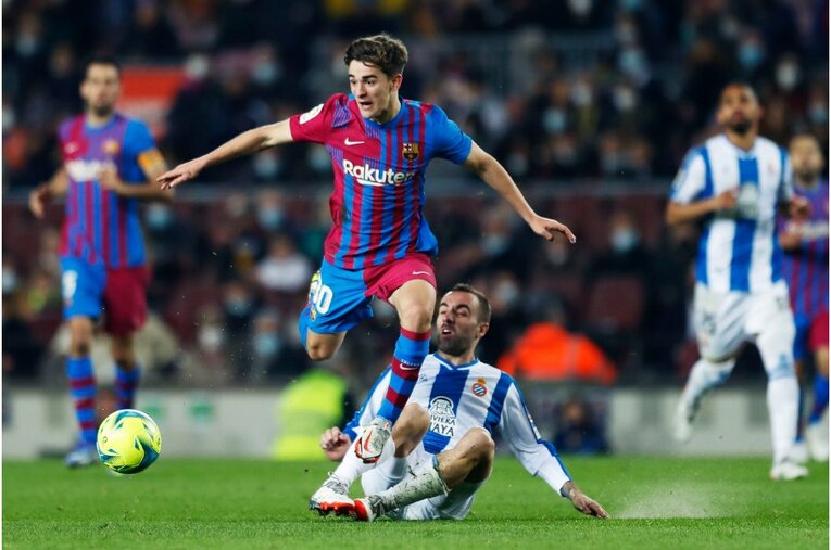 シャビ新監督41歳は暗黒バルサを救えるか 《メッシとの黄金連係・涙を撮ったカメラマン》が就任会見・初采配に見た“希望”とは(38)