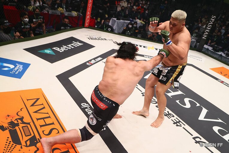 相撲界を懲戒解雇からRIZINへ…貴賢神がデビュー戦完敗でも見せた可能性とは？ 対戦した元警察官ファイターが絶賛した「凄い素質」(10)