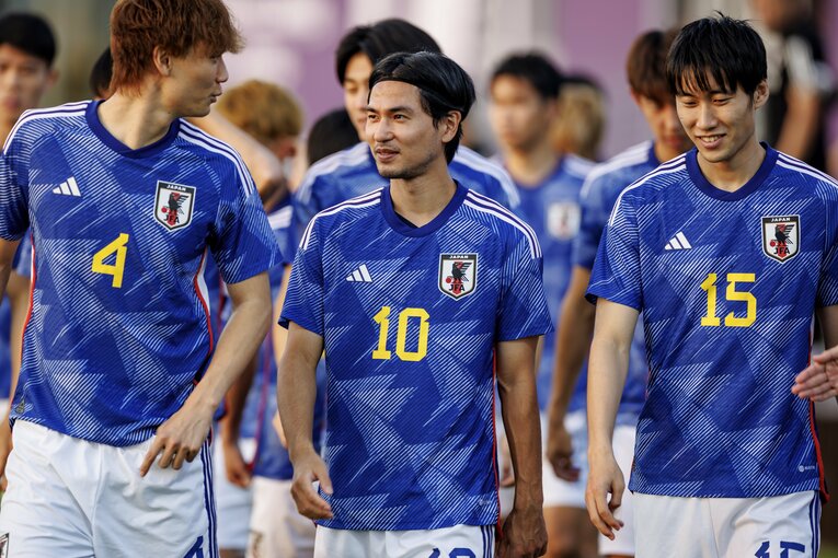 カタールW杯練習中、談笑する板倉滉、南野拓実、鎌田大地　©Kiichi Matsumoto/JMPA