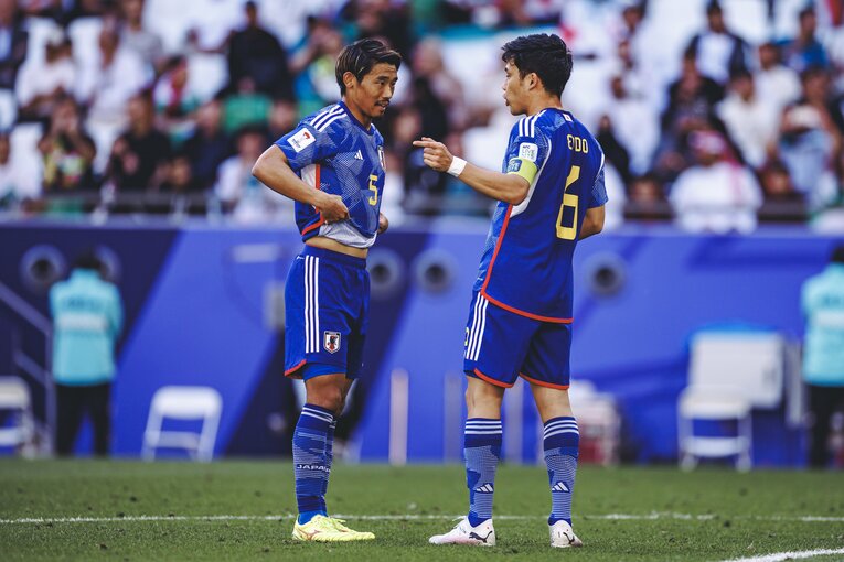 ピッチ上で意見を交換する守田英正と遠藤航　©︎Kiichi Matsumoto