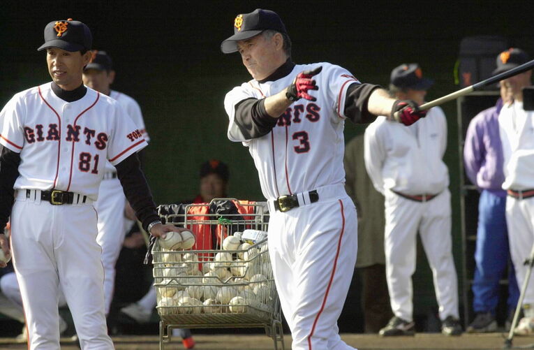 江藤智（背番号33）の巨人加入により、永久欠番「3」が蘇った2000年の長嶋茂雄監督　©JIJI PRESS