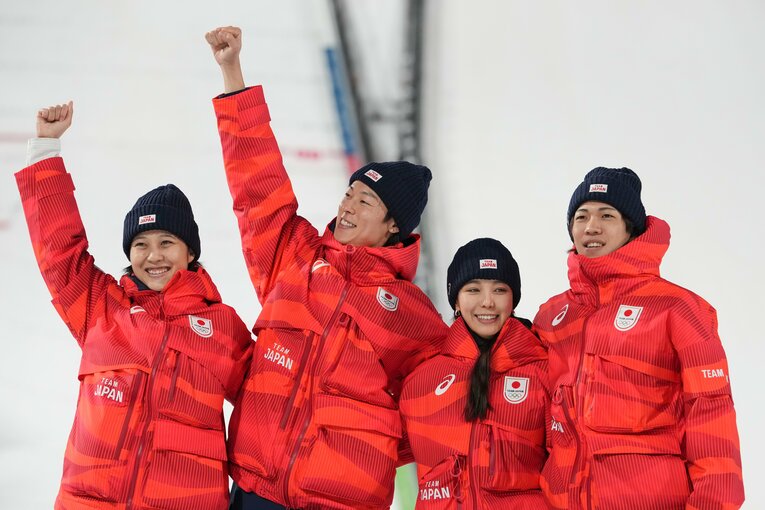 ミラノ五輪ジャンプ混合団体で銅メダルを獲得した日本チーム　©Tsutomu Kishimoto／JMPA