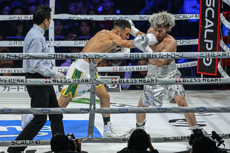 試合開始早々の1ラウンド、モロニーは右ストレートで那須川天心を攻め立てた　©Takuya Sugiyama