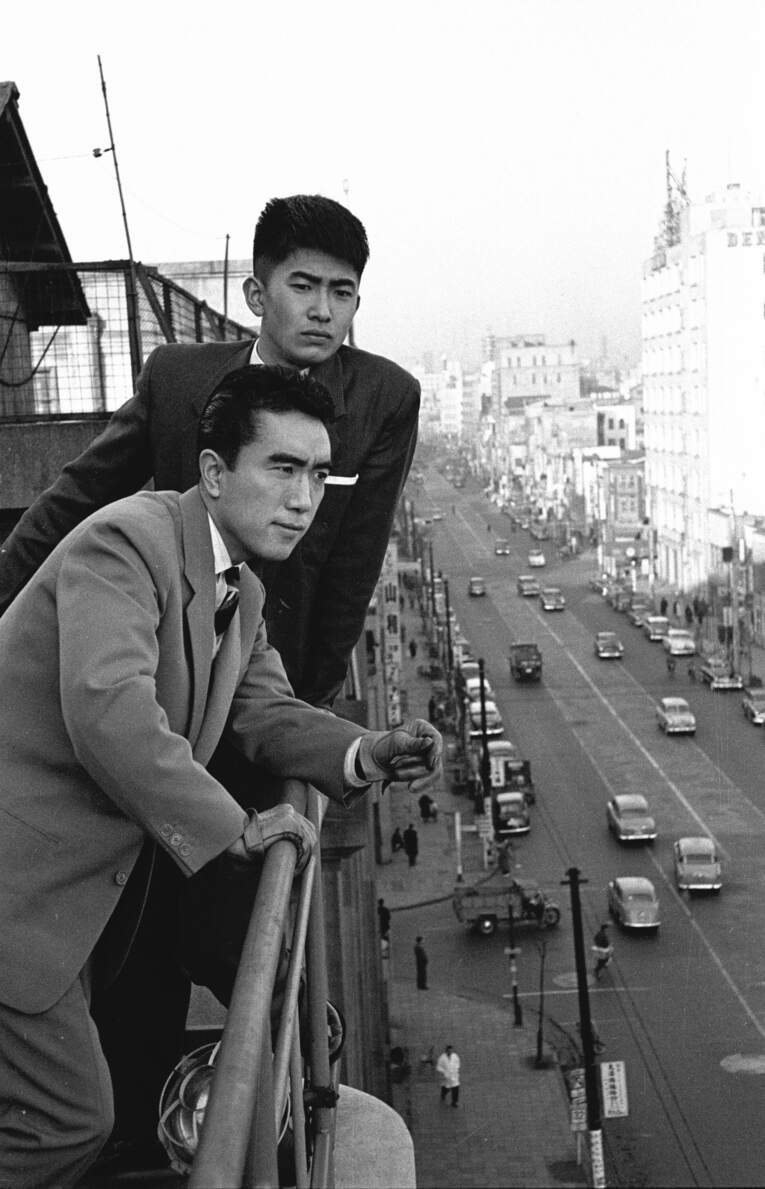 三島由紀夫と石原慎太郎　©BUNGEISHUNJU