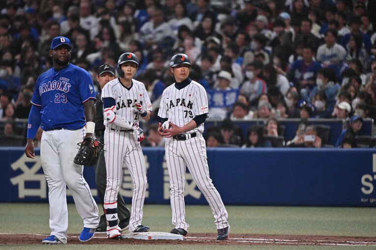 侍ジャパン戦で一塁を守るサノー（左）。MLBで30本塁打以上2度、オールスター経験もあるパワーヒッターからしても、大谷はスターのようだ　©Hideki Sugiyama