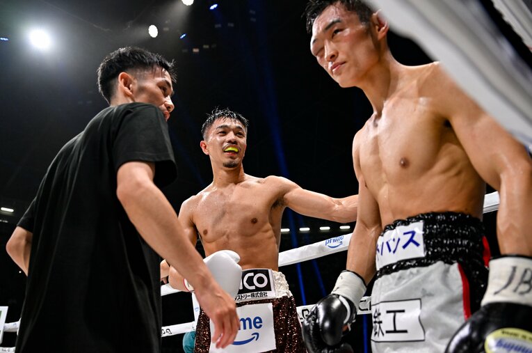 西田凌佑（右）に言葉をかける中谷潤人 ／ photograph by Hiroaki Finito Yamaguchi