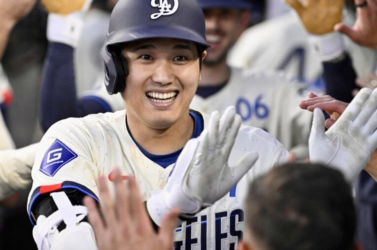 エンゼルス戦でホームランを放ち、チームメイトに迎えられる大谷翔平 ／ photograph by Getty Images