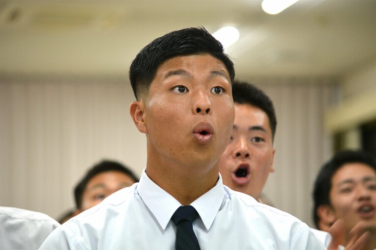 日本ハムの3位指名を受けて目を丸くする末吉良丞　©Takarin Matsunaga