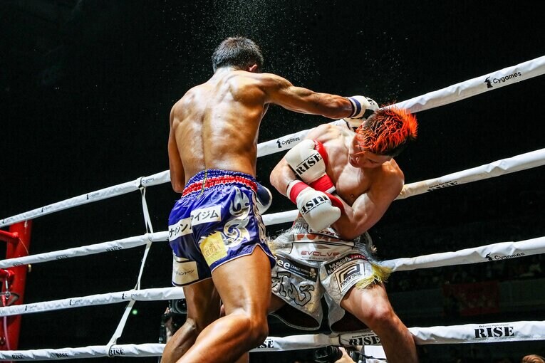 ロープ際での攻防。那須川天心のカウンターをもらいながらも前に出るロッタン　©Susumu Nagao