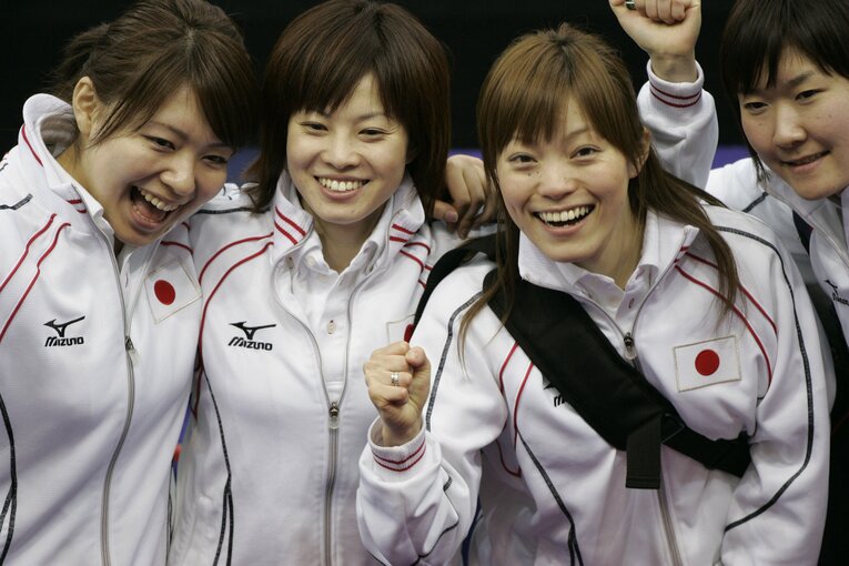 【カーリング女子レア写真】トリノ五輪の本橋麻里、林弓枝、小野寺歩、目黒萌絵…写真は右に続きます　　©JMPA