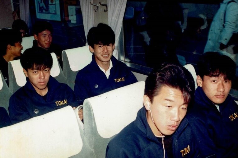 1987年度の選手権で準優勝。得点王になったあと、帰りの新幹線で。後列右が平澤（当時高3）、その左が澤登