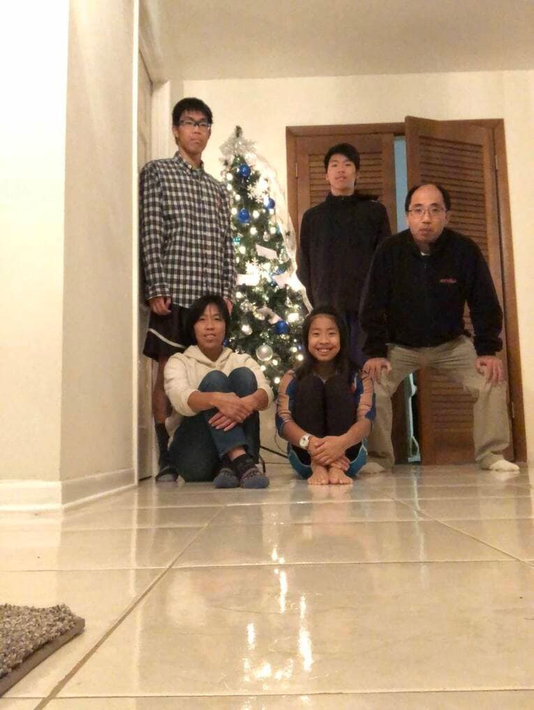 渡米直後の吉川家。後に兄の弘紀さん（左）はトライアスロン全米王者に、早紀さん（中央）はレスリングでU14全米王者に／本人提供