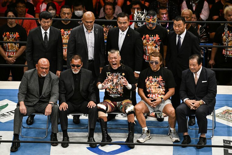 レジェンドたちとの記念撮影。前列左から武藤敬司、蝶野正洋、天山広吉、長州力、藤波辰爾、後列左から三浦大輔、秋山準、馳浩、ケンドーカシン、金原弘光©Asami Enomoto