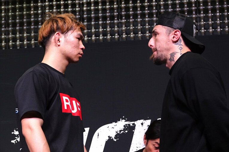 YA-MANとにらみ合う木村“フィリップ”ミノル　©Koji Fuse