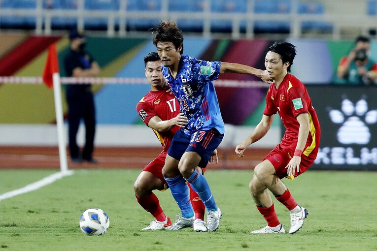この日の守田英正は、左サイドに開くなどの動きでベトナムを幻惑した　©Getty Images