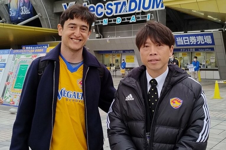 4月3日、ベガルタ仙台vs愛媛FCを観戦したチアゴ記者。昨季限りで引退したクラブレジェンドである梁勇基とも写真に収まった　©Tiago bontempo