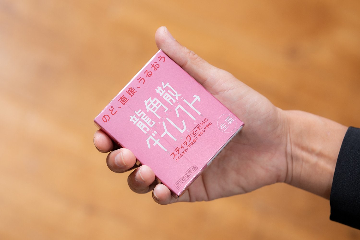 常にカバンの中に常備している「龍角散ダイレクトスティック ピーチ（第3類医薬品）」。のどの不快感を感じたら必ず飲んで、のどをケアしている
※使用上の注意をよく読み、用法・用量を守って正しくお使いください。