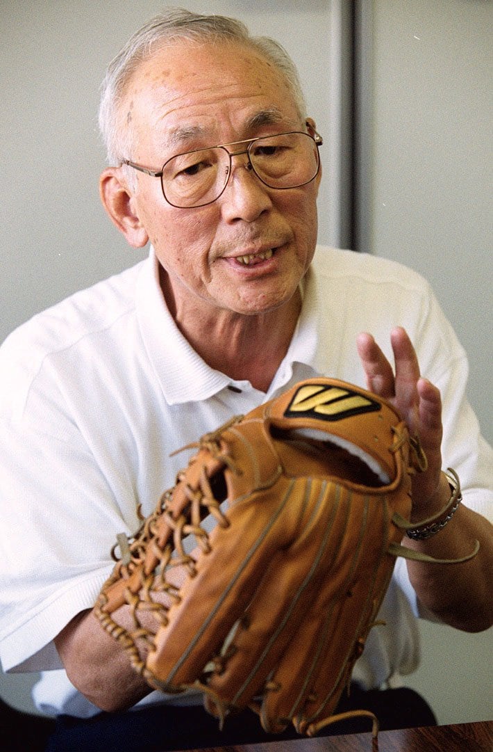 多くの名選手のグラブを手掛けた坪田信義氏（2000年撮影） ©KYODO