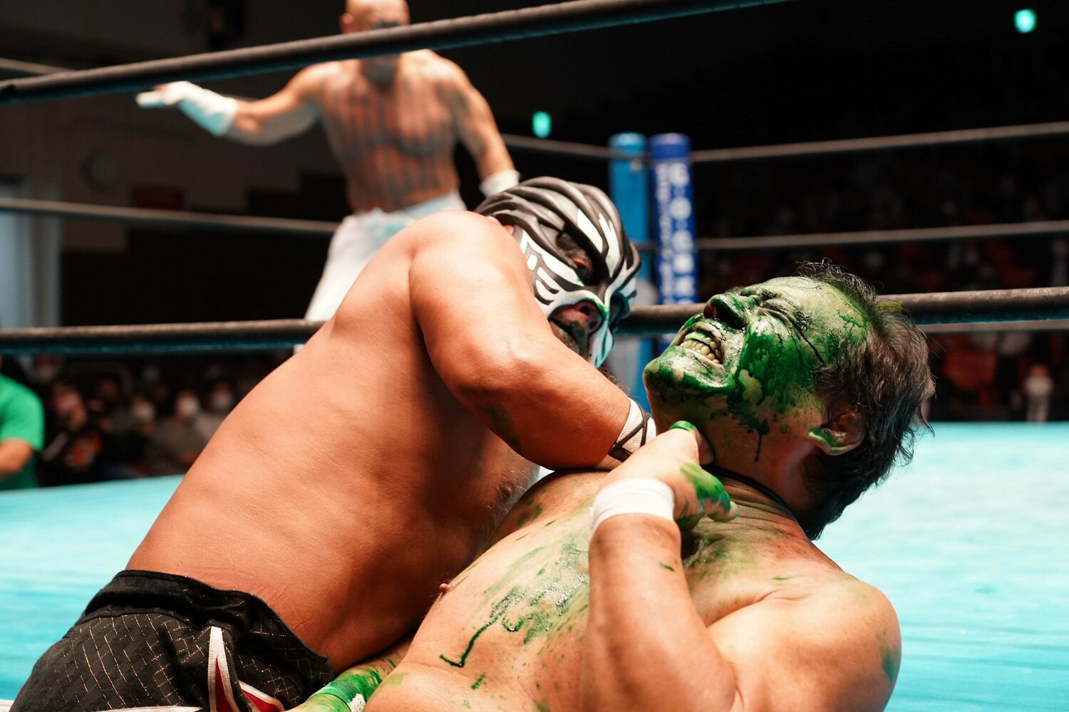 2021年9月、50周年ツアーでグレート・ムタと対戦。毒霧を浴びる藤波