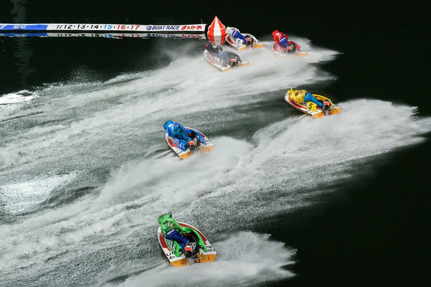 SG初制覇を果たしたオーシャンカップの優勝戦。スタートを決めた1号艇の峰はトップで第1ターンマークを旋回する ©日本モーターボート競走会