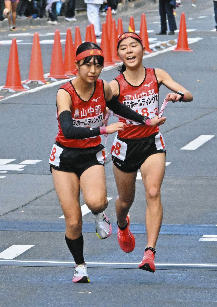 昨年の都大路での2区柴田美冴から3区原舞子への3年生リレー。3年生が2人残ったのも異例のことだった ©Chunichi Snimbun