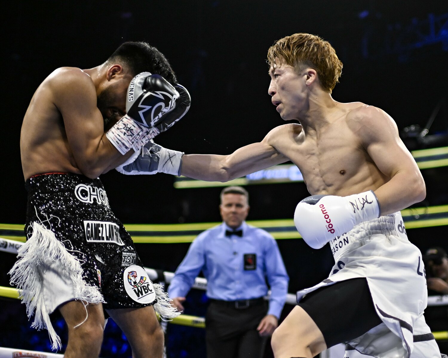 3回、井上尚弥はダウンを引きずらずにカルデナスを攻め立てる ©Hiroaki Yamaguchi