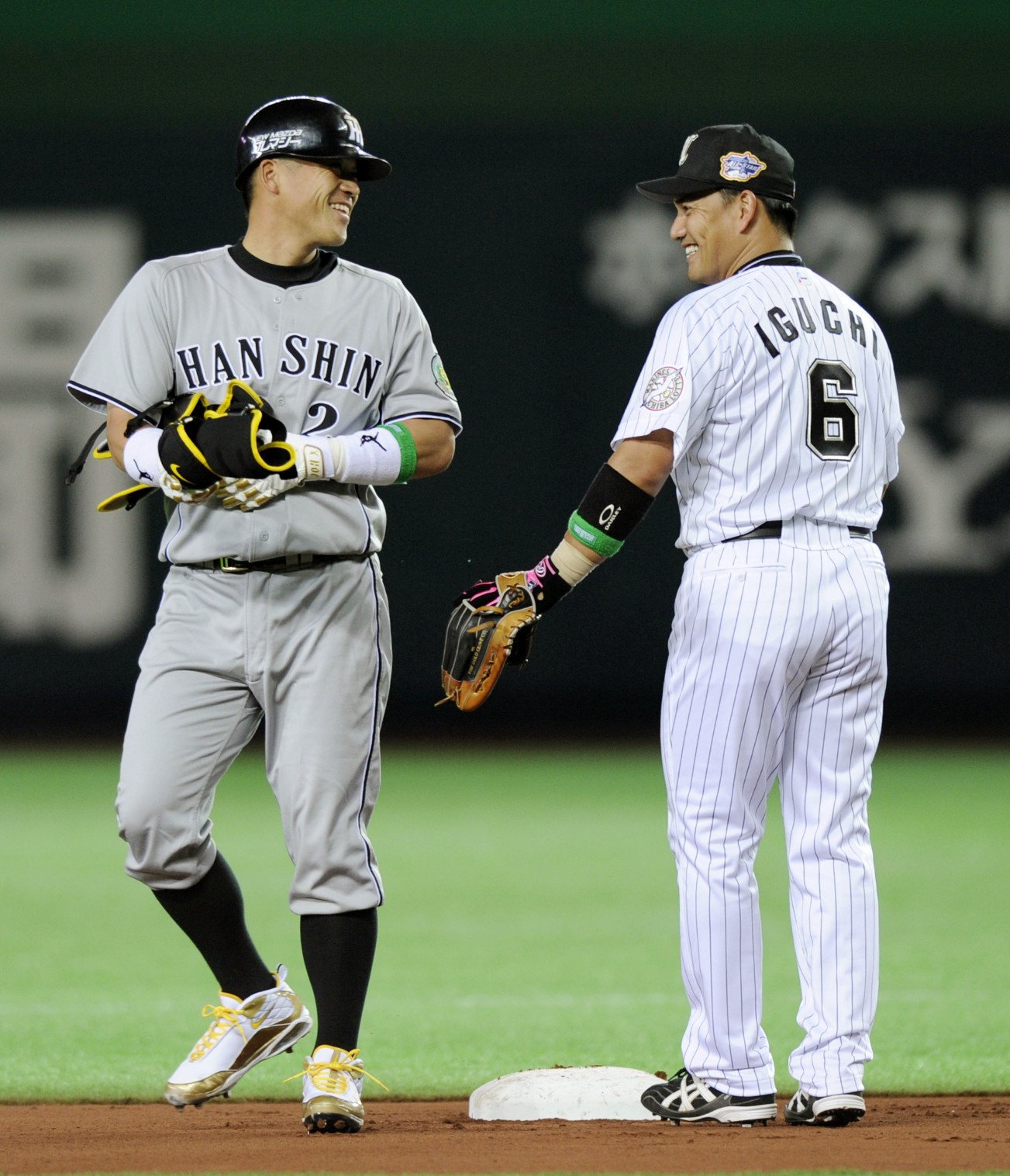 2010年のオールスターで言葉をかわす当時阪神・城島（左）とロッテ・井口。ダイエー時代はチームメイトとしてプレーし、「打てる捕手」の存在の大きさを肌で感じてきた　©︎KYODO