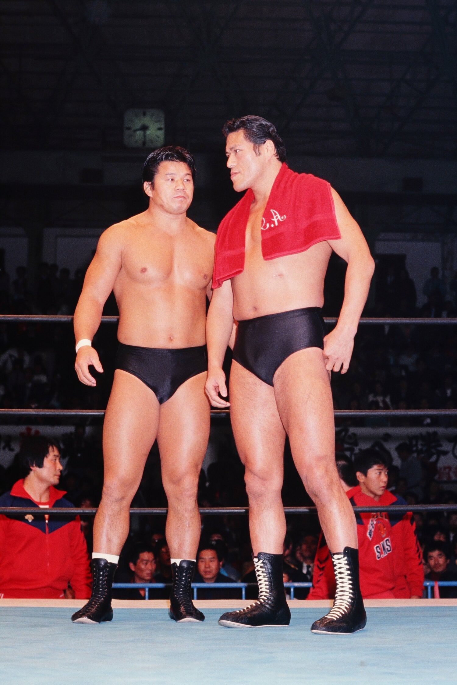 アントニオ猪木と藤波辰爾。藤波はその後継者としても期待されていた（1983年撮影）　©AFLO