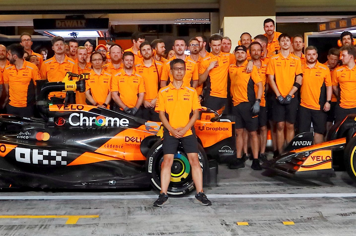 アブダビ・テスト後の記念写真。中央が今井氏 ©Masahiro Owari