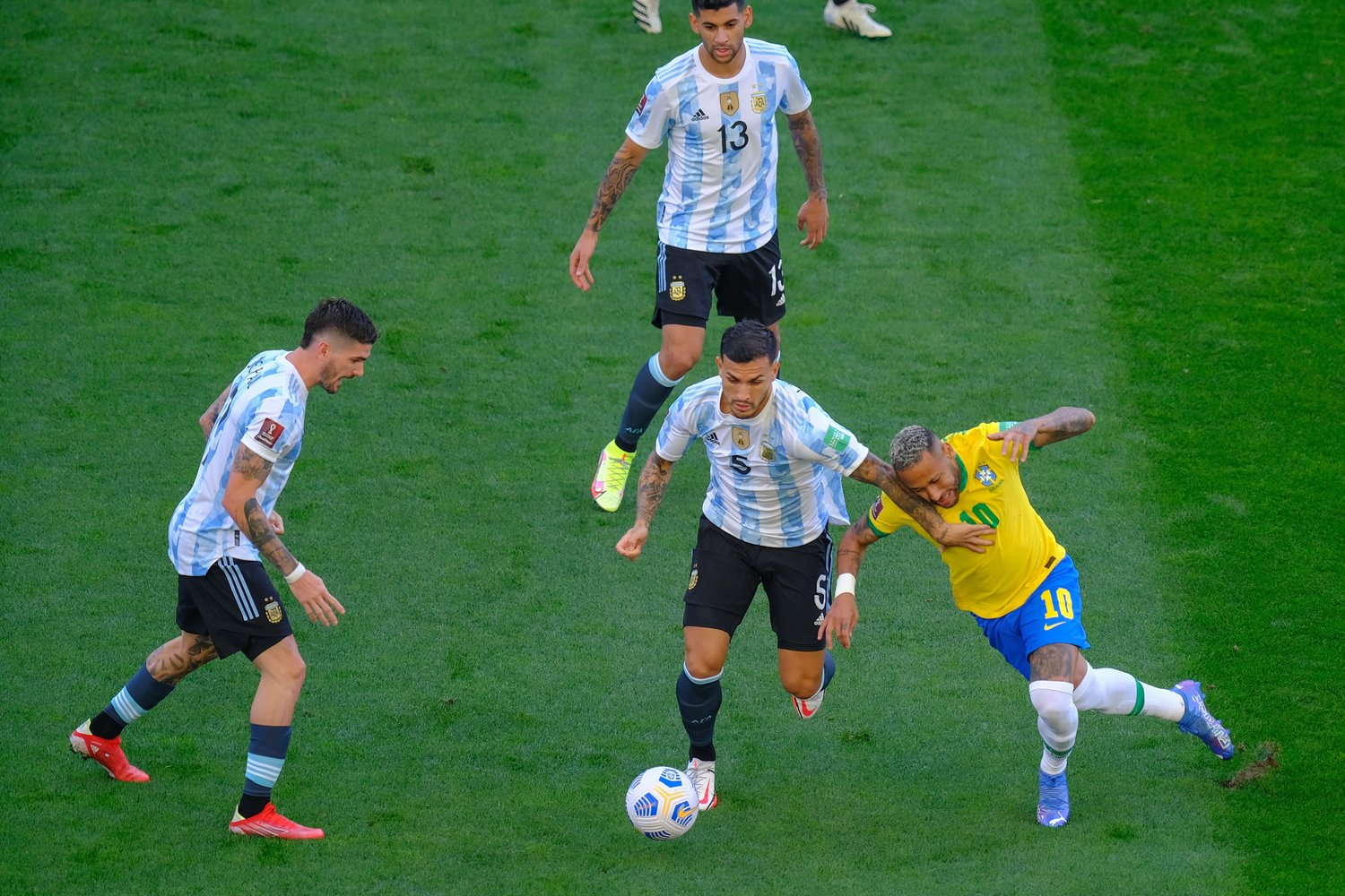南米2強が激怒 批判 メッシ なぜもっと前に ネイマールも呆れた ブラジルvsアルゼンチン9分で中止騒動 が奇怪すぎ 2 4 海外サッカー Number Web ナンバー