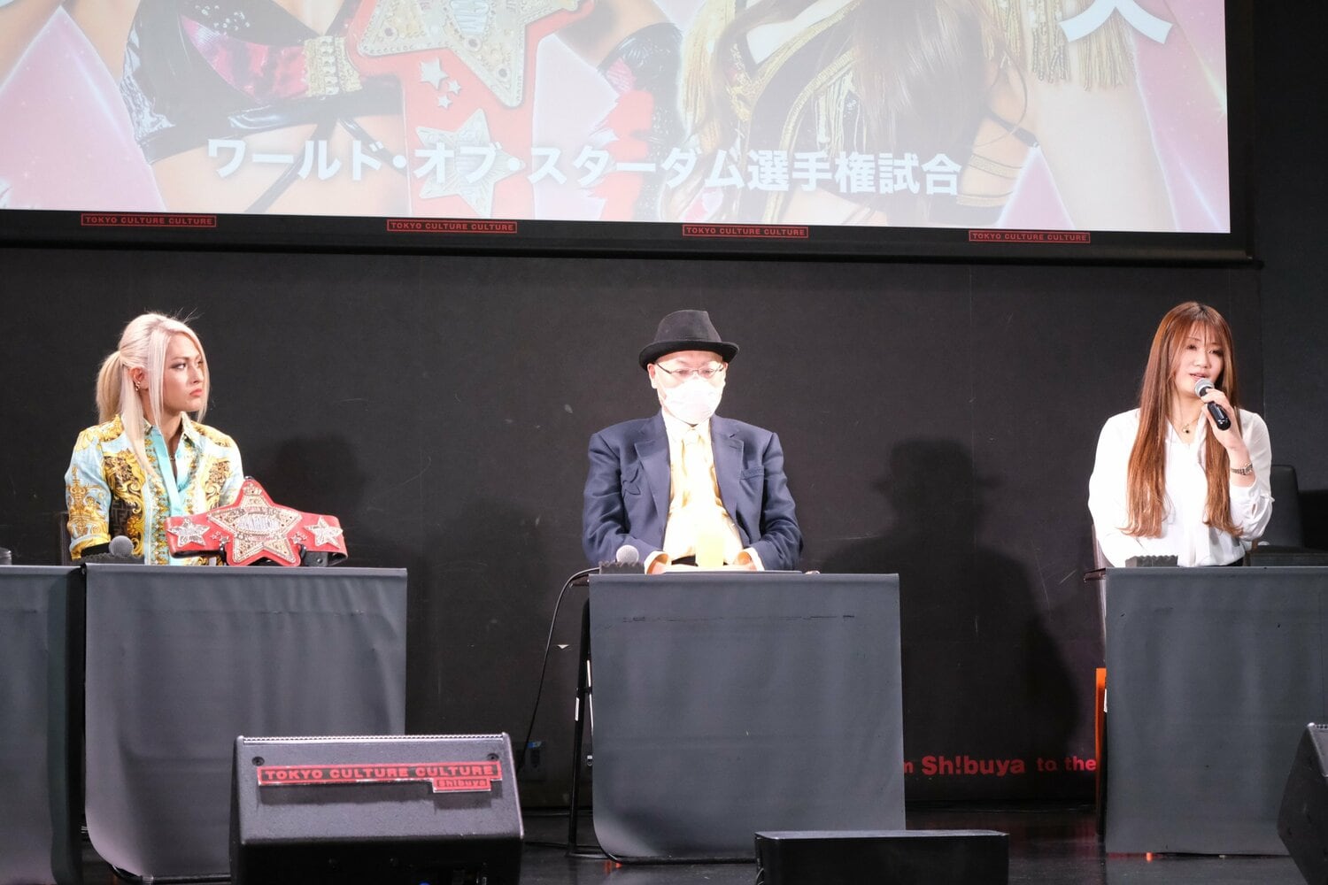 会見でコメントする雪妃を睨みつけるジュリア　©Norihiro Hashimoto