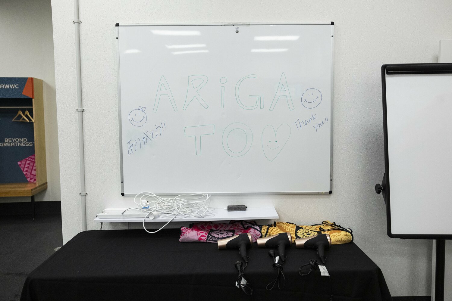 スペイン戦後、日本のロッカールームは「ARIGATO」のメッセージとともにキレイに整理整頓されていた　©Getty Images