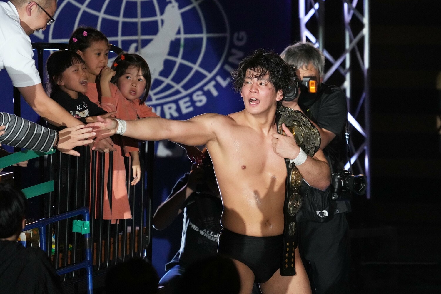 ファンの声援に応える安齊勇馬 ©Essei Hara