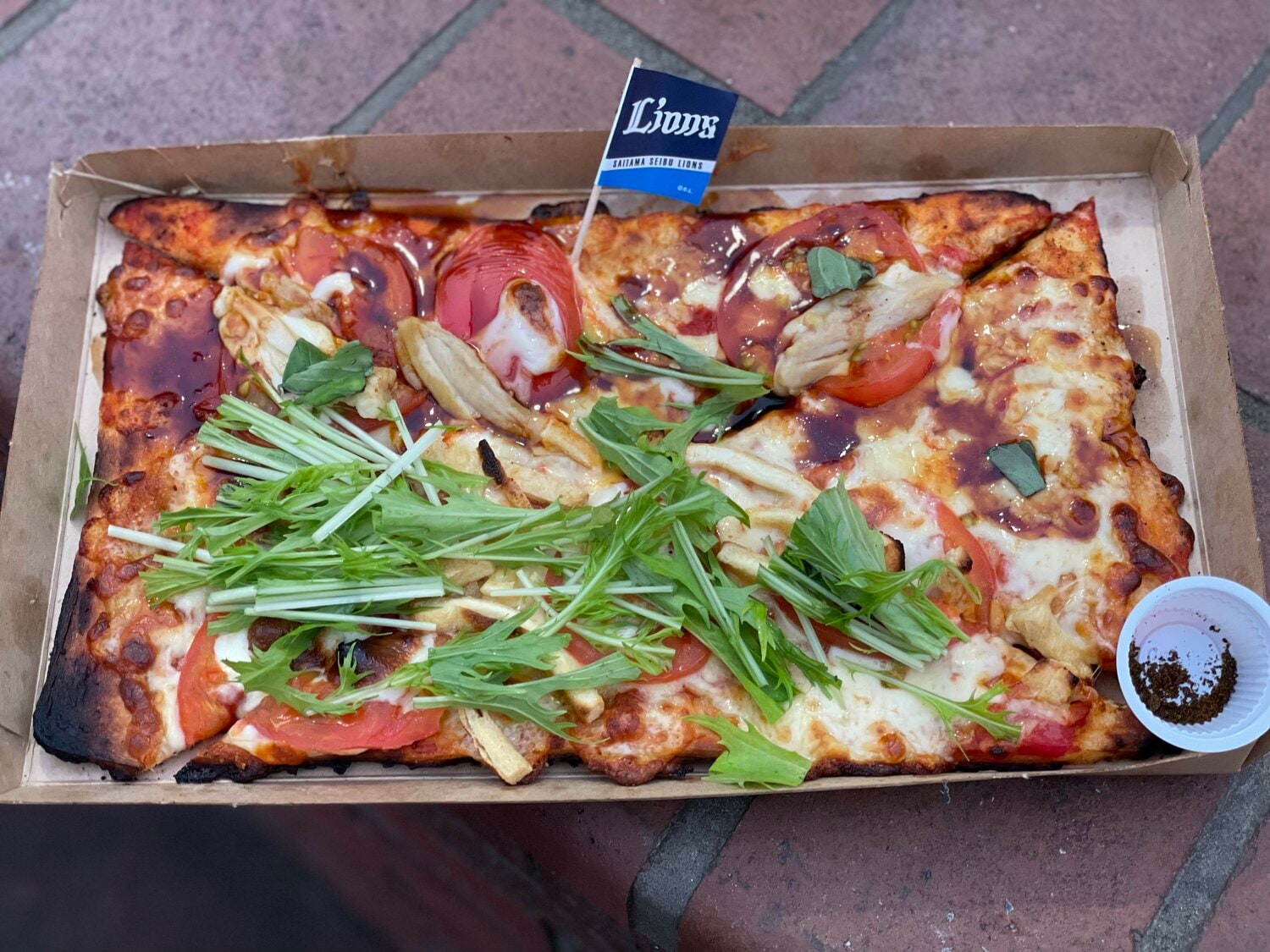 2022年に発売された「源田壮亮＆金子侑司のねこげんピザ（マルゲリータ）」。金子選手の要望により「黒七味は別添えで販売することになりました」 ©Carlos Yabuki