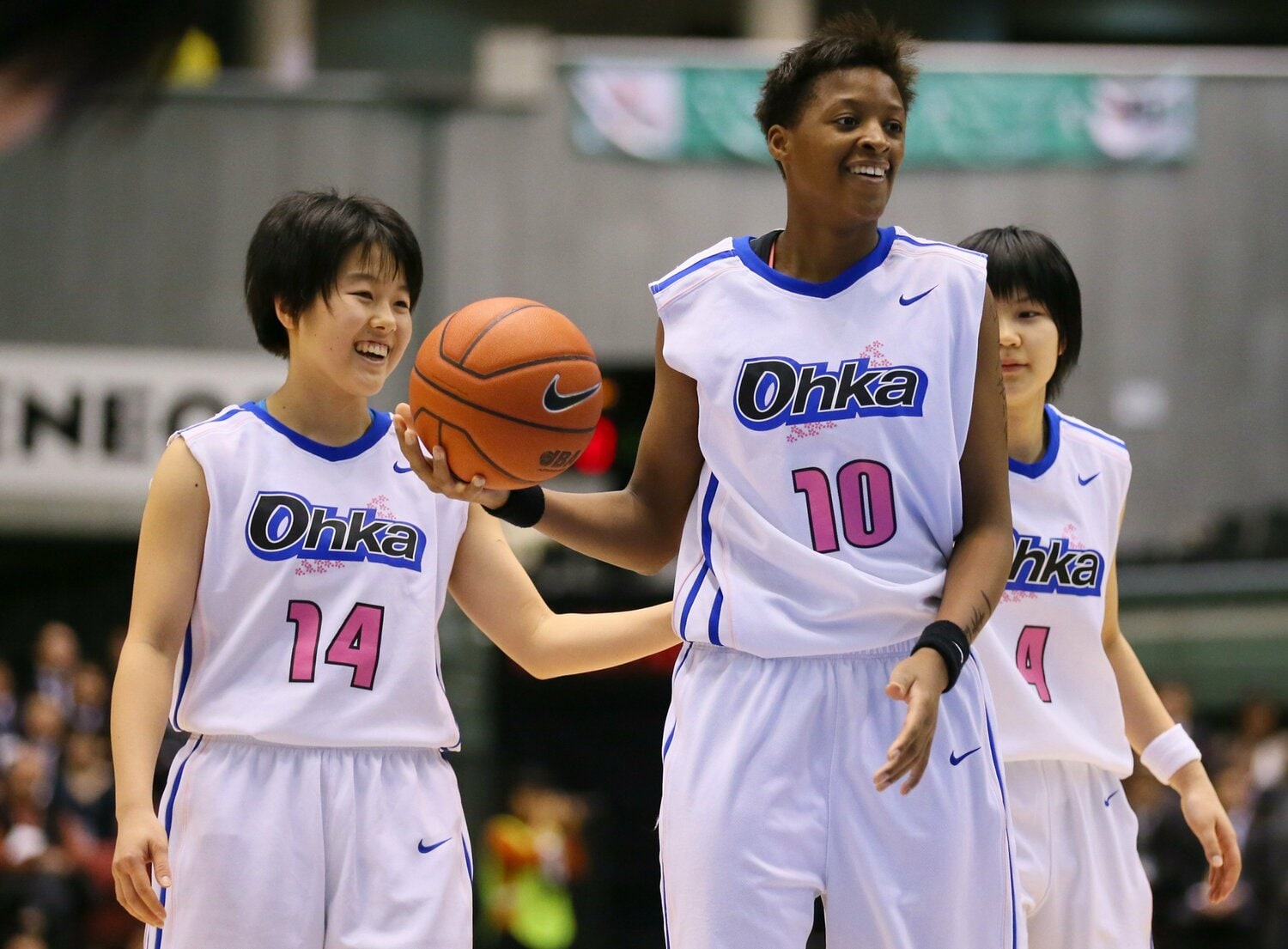 先輩の馬瓜ステファニー（右）らと高校3冠を達成した山本麻衣（当時高校2年生）　©︎YUTAKA/AFLO SPORT